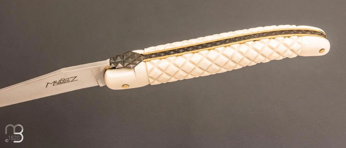 Couteau " Laguiole Ananas " De Collection Par Virgilio Munoz - Ivoire De Mammouth 6 Couteau " Laguiole Ananas " De Collection Par Virgilio Munoz - Ivoire De Mammouth – Image 4